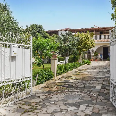 2 Bedroom Beautiful In Siracusa Vakantiehuis